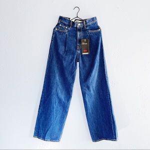 Levi’s Premium 
HIGH LOOSE JEANS PLEADED WAIST 26